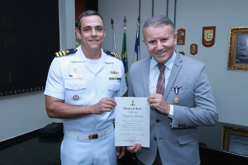 Prefeito de Palmas recebe Medalha Amigo da Marinha