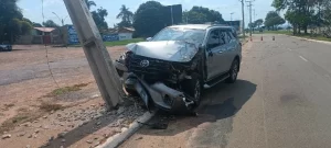 Palmas entrou em alerta. A capital lidera o número de colisões contra postes no Tocantins em 2026, e o impacto já é sentido por milhares de pessoas. Em apenas três meses, mais de 50 mil consumidores ficaram sem energia após acidentes que, além de prejuízos financeiros, colocam vidas em risco.