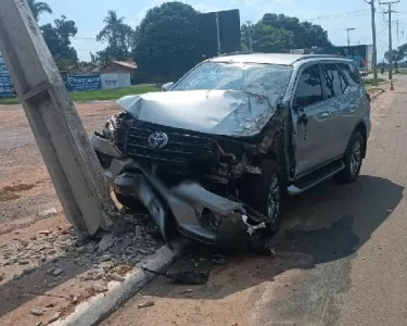 Palmas entrou em alerta. A capital lidera o número de colisões contra postes no Tocantins em 2026, e o impacto já é sentido por milhares de pessoas. Em apenas três meses, mais de 50 mil consumidores ficaram sem energia após acidentes que, além de prejuízos financeiros, colocam vidas em risco.