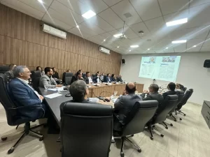Relatório de Gestão Sebrae Tocantins é aprovado pelo Conselho Deliberativo Relatório de Gestão Sebrae Tocantins é aprovado por unanimidade e segue para consolidação nacional. Relatório de Gestão Sebrae Tocantins foi aprovado por unanimidade pelo Conselho Deliberativo Estadual nesta sexta-feira, 27. O documento reúne a prestação de contas e detalha as principais ações desenvolvidas pela instituição ao longo do exercício analisado, totalizando R$ 111 milhões aplicados em iniciativas voltadas ao fortalecimento dos pequenos negócios em todas as regiões do Estado. A aprovação do Relatório de Gestão Sebrae Tocantins ocorreu após análise criteriosa do parecer emitido pelo Conselho Fiscal e do relatório conclusivo da auditoria independente. Os conselheiros examinaram as demonstrações contábeis, a situação patrimonial e financeira da entidade, além dos resultados operacionais e fluxos de caixa, atestando a regularidade e a transparência dos procedimentos adotados. Relatório de Gestão Sebrae Tocantins reforça transparência institucional O Relatório de Gestão Sebrae Tocantins evidencia o compromisso da instituição com a governança e a aplicação responsável dos recursos. Segundo o presidente do Sebrae Tocantins, Paulo Carneiro, o acompanhamento contínuo pelo Conselho Deliberativo e pelo Conselho Fiscal assegura que os investimentos sejam revertidos em benefícios concretos à sociedade. Ele destacou que o Relatório de Gestão Sebrae Tocantins demonstra como a entidade ampliou o acesso dos empreendedores a conhecimento, inovação, crédito orientado e formalização, fortalecendo o ambiente de negócios no Tocantins. Investimentos estratégicos e impacto econômico Entre as ações detalhadas no Relatório de Gestão Sebrae Tocantins está o Feirão do MEI, iniciativa que possibilitou regularização de CNPJs, renegociação de débitos e orientações em áreas estratégicas da gestão empresarial. A ação aproximou a instituição dos microempreendedores individuais e reforçou a sustentabilidade dos pequenos negócios. O documento também apresenta investimentos voltados à capacitação, inovação, acesso a mercados e estímulo à competitividade. Ao todo, R$ 111 milhões foram aplicados em programas e projetos que impactaram milhares de empreendedores tocantinenses. O superintendente do Sebrae Tocantins, Rérison Antônio Castro, ressaltou que o Relatório de Gestão Sebrae Tocantins não se limita à apresentação de números. Segundo ele, o documento traduz o planejamento estratégico da instituição e demonstra foco no impacto social e econômico das ações executadas. Consolidação nacional do Relatório de Gestão Sebrae Tocantins Com a aprovação no âmbito estadual, o Relatório de Gestão Sebrae Tocantins segue agora para consolidação no sistema Sebrae Nacional, conforme os trâmites institucionais. Essa etapa integra o processo de prestação de contas em nível nacional, garantindo alinhamento entre as unidades estaduais. A consolidação do Relatório de Gestão Sebrae Tocantins reforça a credibilidade da instituição perante empresários, parceiros e órgãos de controle, além de fortalecer a imagem do Tocantins como um estado comprometido com o desenvolvimento sustentável dos pequenos negócios. O Sebrae desempenha papel estratégico na economia estadual, atuando como agente de apoio técnico e gerencial para micro e pequenas empresas, segmento que representa parcela significativa da geração de emprego e renda. O Relatório de Gestão Sebrae Tocantins reafirma esse protagonismo institucional. Conselho Deliberativo aprova Relatório de Gestão Sebrae Tocantins Ao apresentar resultados consistentes e transparentes, o Relatório de Gestão Sebrae Tocantins fortalece a confiança institucional e consolida a entidade como referência no apoio ao empreendedorismo. A aprovação unânime demonstra alinhamento entre governança, planejamento e execução orçamentária, pilares essenciais para a sustentabilidade da instituição. Voltar ao Portal Portal Jaciara Barros — Quem acontece aparece aqui! &nbsp;