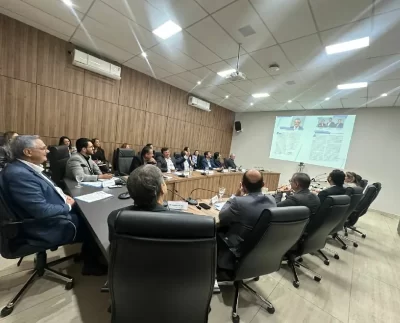 Relatório de Gestão Sebrae Tocantins é aprovado pelo Conselho Deliberativo Relatório de Gestão Sebrae Tocantins é aprovado por unanimidade e segue para consolidação nacional. Relatório de Gestão Sebrae Tocantins foi aprovado por unanimidade pelo Conselho Deliberativo Estadual nesta sexta-feira, 27. O documento reúne a prestação de contas e detalha as principais ações desenvolvidas pela instituição ao longo do exercício analisado, totalizando R$ 111 milhões aplicados em iniciativas voltadas ao fortalecimento dos pequenos negócios em todas as regiões do Estado. A aprovação do Relatório de Gestão Sebrae Tocantins ocorreu após análise criteriosa do parecer emitido pelo Conselho Fiscal e do relatório conclusivo da auditoria independente. Os conselheiros examinaram as demonstrações contábeis, a situação patrimonial e financeira da entidade, além dos resultados operacionais e fluxos de caixa, atestando a regularidade e a transparência dos procedimentos adotados. Relatório de Gestão Sebrae Tocantins reforça transparência institucional O Relatório de Gestão Sebrae Tocantins evidencia o compromisso da instituição com a governança e a aplicação responsável dos recursos. Segundo o presidente do Sebrae Tocantins, Paulo Carneiro, o acompanhamento contínuo pelo Conselho Deliberativo e pelo Conselho Fiscal assegura que os investimentos sejam revertidos em benefícios concretos à sociedade. Ele destacou que o Relatório de Gestão Sebrae Tocantins demonstra como a entidade ampliou o acesso dos empreendedores a conhecimento, inovação, crédito orientado e formalização, fortalecendo o ambiente de negócios no Tocantins. Investimentos estratégicos e impacto econômico Entre as ações detalhadas no Relatório de Gestão Sebrae Tocantins está o Feirão do MEI, iniciativa que possibilitou regularização de CNPJs, renegociação de débitos e orientações em áreas estratégicas da gestão empresarial. A ação aproximou a instituição dos microempreendedores individuais e reforçou a sustentabilidade dos pequenos negócios. O documento também apresenta investimentos voltados à capacitação, inovação, acesso a mercados e estímulo à competitividade. Ao todo, R$ 111 milhões foram aplicados em programas e projetos que impactaram milhares de empreendedores tocantinenses. O superintendente do Sebrae Tocantins, Rérison Antônio Castro, ressaltou que o Relatório de Gestão Sebrae Tocantins não se limita à apresentação de números. Segundo ele, o documento traduz o planejamento estratégico da instituição e demonstra foco no impacto social e econômico das ações executadas. Consolidação nacional do Relatório de Gestão Sebrae Tocantins Com a aprovação no âmbito estadual, o Relatório de Gestão Sebrae Tocantins segue agora para consolidação no sistema Sebrae Nacional, conforme os trâmites institucionais. Essa etapa integra o processo de prestação de contas em nível nacional, garantindo alinhamento entre as unidades estaduais. A consolidação do Relatório de Gestão Sebrae Tocantins reforça a credibilidade da instituição perante empresários, parceiros e órgãos de controle, além de fortalecer a imagem do Tocantins como um estado comprometido com o desenvolvimento sustentável dos pequenos negócios. O Sebrae desempenha papel estratégico na economia estadual, atuando como agente de apoio técnico e gerencial para micro e pequenas empresas, segmento que representa parcela significativa da geração de emprego e renda. O Relatório de Gestão Sebrae Tocantins reafirma esse protagonismo institucional. Conselho Deliberativo aprova Relatório de Gestão Sebrae Tocantins Ao apresentar resultados consistentes e transparentes, o Relatório de Gestão Sebrae Tocantins fortalece a confiança institucional e consolida a entidade como referência no apoio ao empreendedorismo. A aprovação unânime demonstra alinhamento entre governança, planejamento e execução orçamentária, pilares essenciais para a sustentabilidade da instituição. Voltar ao Portal Portal Jaciara Barros — Quem acontece aparece aqui! &nbsp;
