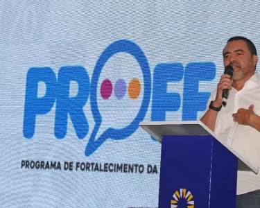 Governador Wanderlei Barbosa premia escolas e anuncia investimentos na educação no Bico do Papagaio, fortalecendo o ensino público em 23 municípios.
