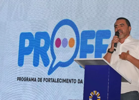 Governador Wanderlei Barbosa premia escolas e anuncia investimentos na educação no Bico do Papagaio, fortalecendo o ensino público em 23 municípios.