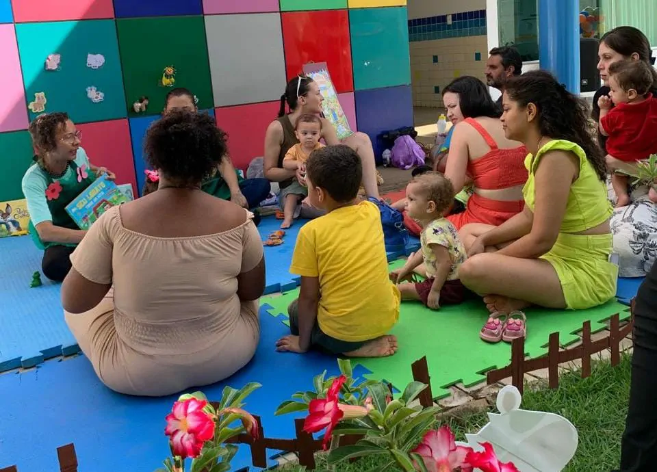 Piquenique literário reúne famílias