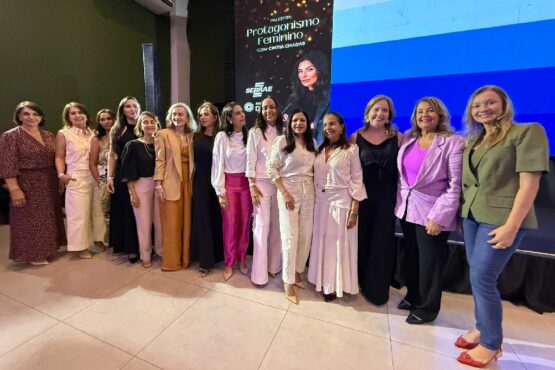 Rayley Luzza prestigia palestra de Cíntia Chagas