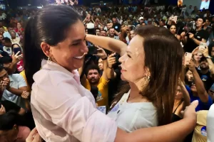 A primeira-dama do Tocantins, Karynne Sotero, declarou apoio à pré-candidatura da senadora Professora Dorinha ao Governo