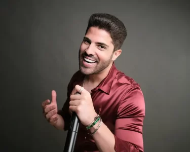 Cantor Fernando Guedes é destaque na Virada Cultural Turística em Palmas com show de sertanejo contemporâneo.