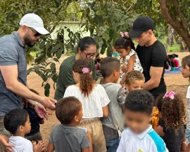 Entrega de ovos de Páscoa beneficia crianças atendidas por projeto social na região sul.