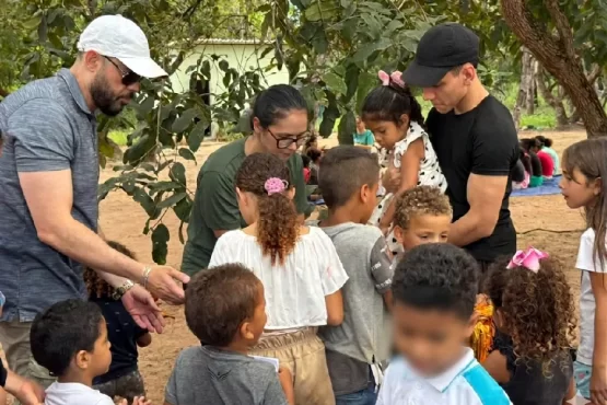 Entrega de ovos de Páscoa beneficia crianças atendidas por projeto social na região sul.