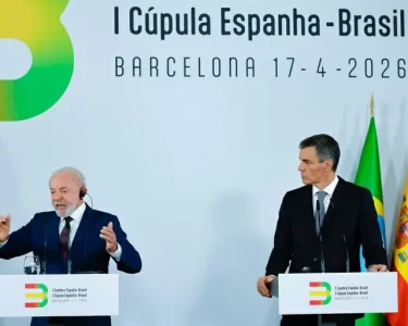 Lula e Pedro Sánchez defendem, em Barcelona, a importância da regulamentação das redes sociais