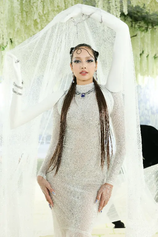 Lisa Manobal aposta em inovação e impacto visual