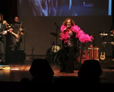 Nacha Moretto celebra 50 anos de carreira em noite emocionante no Sesc Palmas