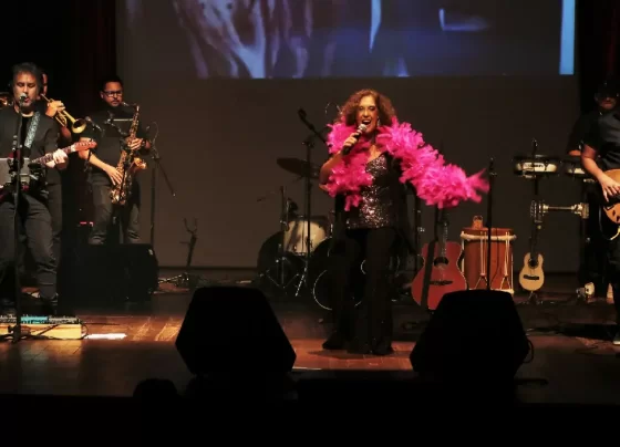 Nacha Moretto celebra 50 anos de carreira em noite emocionante no Sesc Palmas