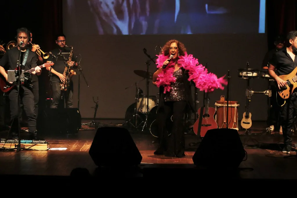 Nacha Moretto celebra 50 anos de carreira em noite emocionante no Sesc Palmas