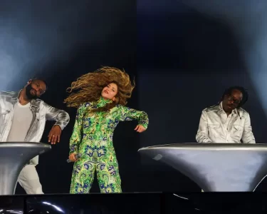 Shakira reúne 2 milhões em Copacabana durante show histórico
