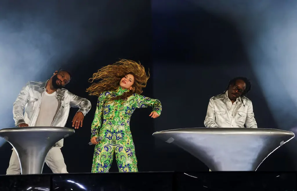 Shakira reúne 2 milhões em Copacabana durante show histórico