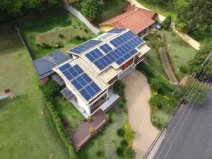 Energia solar ganha força como proteção em cenário global instável