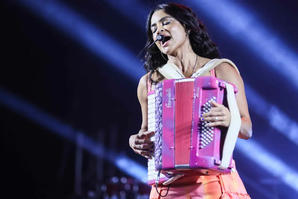 Arraiá Capital reúne multidão com show de Lucy Alves