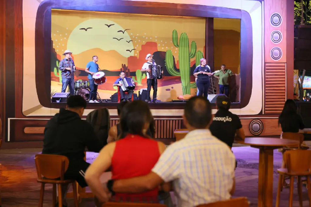 Arraiá Capital reúne multidão com show de Lucy Alves