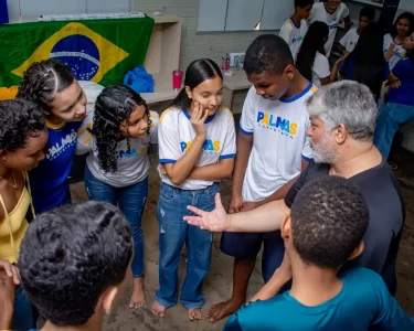 Grupo Cenaberta realiza oficinas de teatro em escolas de Palmas e promove reflexões sobre brasilidade, cidadania, identidade cultural e pertencimento social.