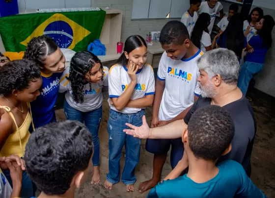 Grupo Cenaberta realiza oficinas de teatro em escolas de Palmas e promove reflexões sobre brasilidade, cidadania, identidade cultural e pertencimento social.